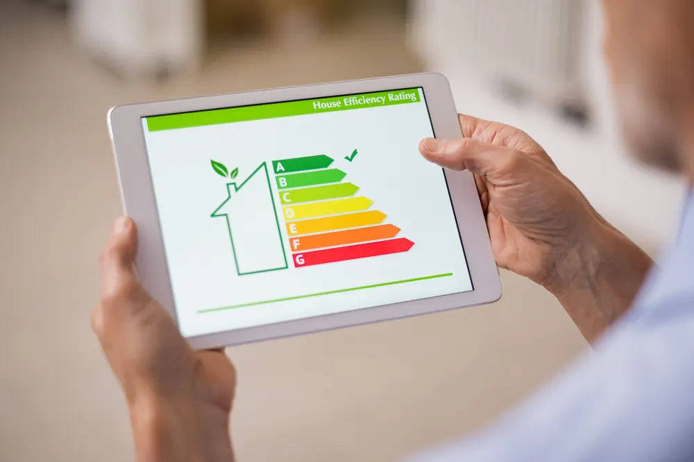 Energieausweis mit Effizienzklassen auf einem Tablet