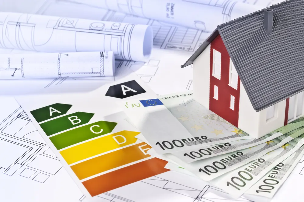 Hausmodell mit Energielabel, Fördermittel für die energetische Sanierung