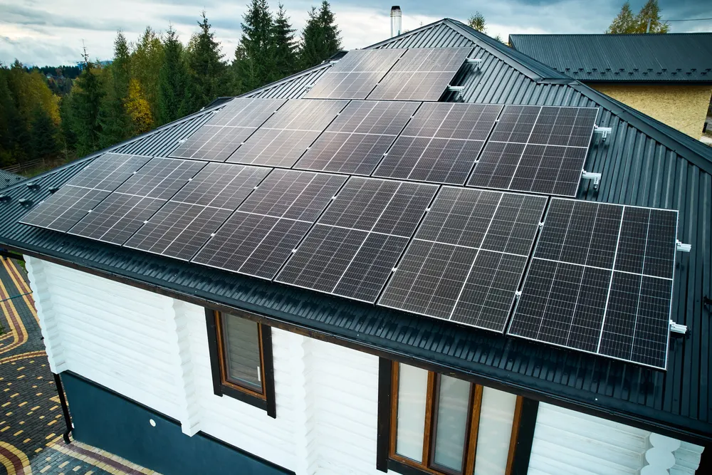 Wohnhaus mit Photovoltaikanlage auf dem Dach
